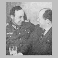 111-1245 Heinrich Kenzler bei einem Wiedersehen mit seinem vaeterlichen Freund, dem Genossen Kunz in der Wohnung von Gerda Sucker.JPG